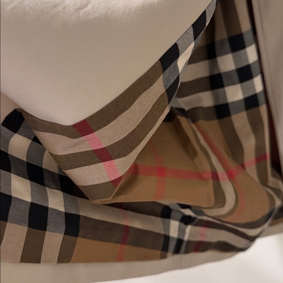 Burberry Hillington Stone Trench Coat with Tortoise Buttons and Check Lining - Picture 9 of 13